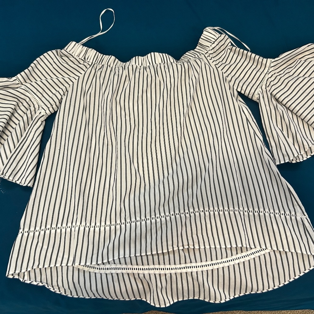 Chelsea 28 Pin Stripe Off the should top size Large